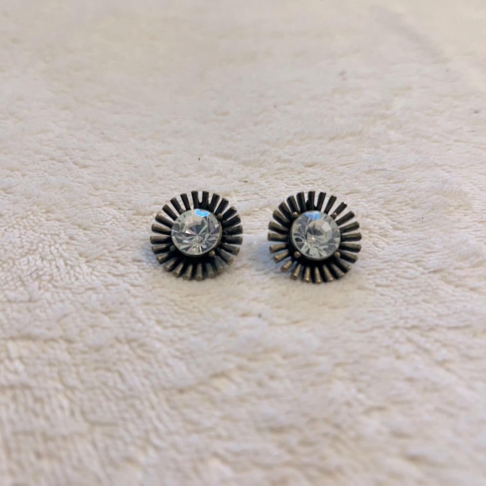 Rhinestone Studs with bronze accents! ‼️🤍